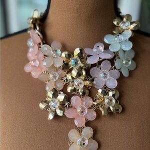 Chic Floral Necklace with Gold and Pastel Accents